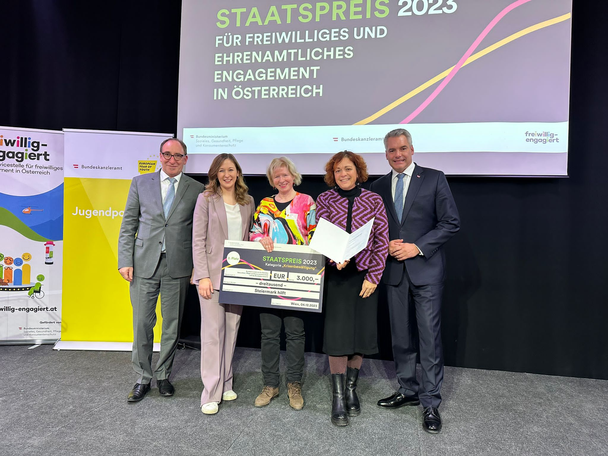 verleihung des Staatspreises: Bundeskanzler Karl Nehammer, Sozialminister Johannes Rauch und Staatssekretärin Claudia Plakolm mit Cornelia Schweiner und Claudia Gigler